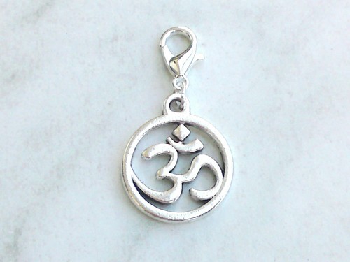 Charms anhänger zeichen - om,